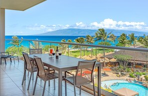 Outdoor dining - Maui Resort Rentals: Honua Kai Hokulani 403, Gorgeous Upgraded 3BR w/ Stunning Ocean Views! (Lahaina)