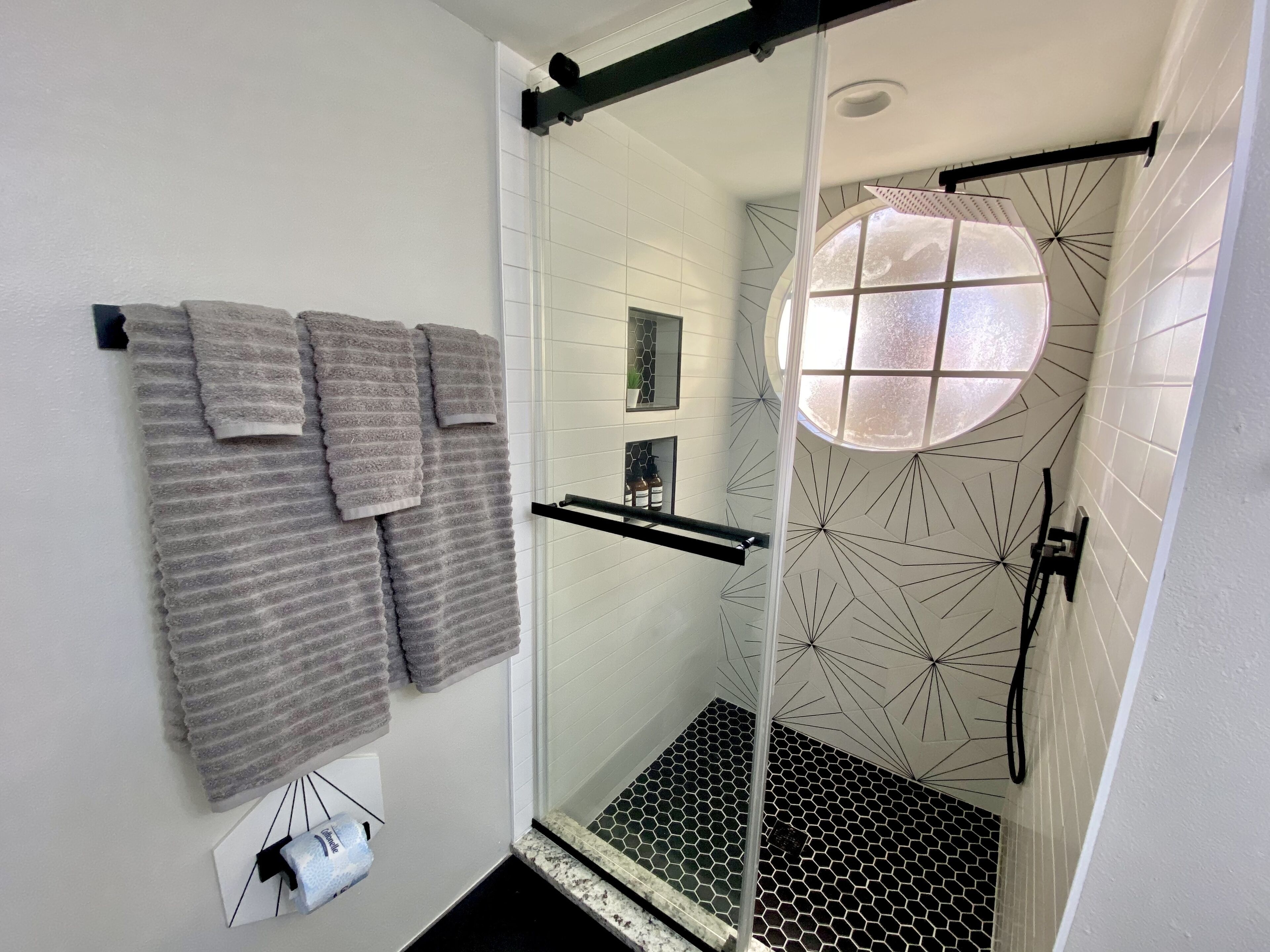 Badewanne, Haartrockner, Handtücher, Seife