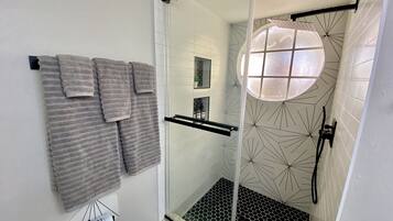 Badewanne, Haartrockner, Handtücher, Seife
