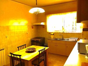 Fridge, microwave, oven, coffee/tea maker