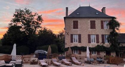 2Bed Gite Sleeps 6 - Pool, Hot Tub, Parking