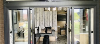 2 Bed Inverness - Sleeps 4 - Parking - Wifi