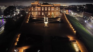 A large, historic building with a symmetrical facade and a central courtyard. - 2 Bed Inverness - Sleeps 4 - Parking - Wifi (Inverness)