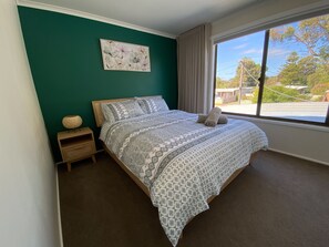 5 bedrooms, iron/ironing board, WiFi - Spacious 5 bedroom, family-friendly property - enjoy the beauty of Barwon Heads. (Barwon Heads)