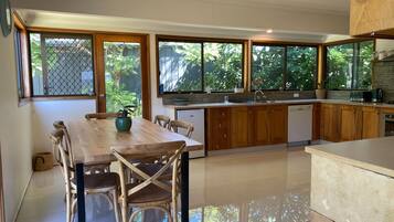 Refrigerador, microondas, horno, lavavajillas