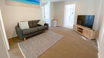 Smart TV, mesa de ping pong, libros