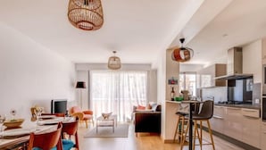 Eine moderne Wohnung mit Essbereich, Küche und Wohnraum.
