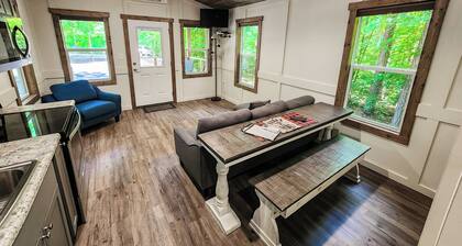 Adorable Tiny House Cabin- Lake Guntersville