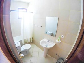 Shower, free toiletries
