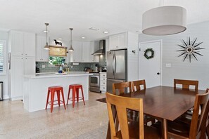Dining - Beach holiday house (Ormond Beach)