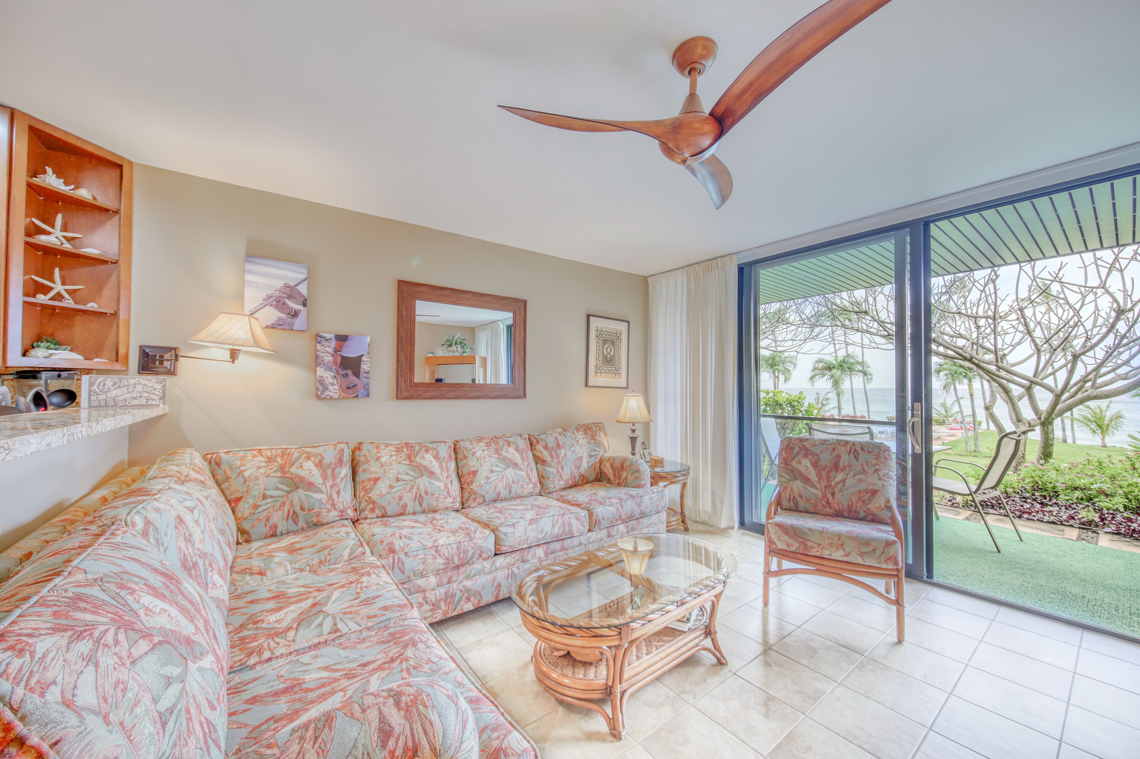 テレビ、DVD プレーヤー、ステレオ