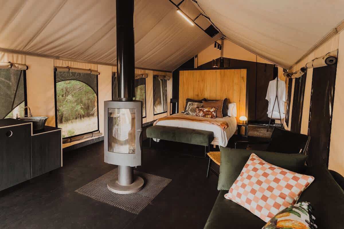 1 Schlafzimmer, Schreibtisch, Bettwäsche