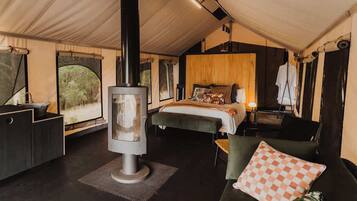 1 Schlafzimmer, Schreibtisch, Bettwäsche