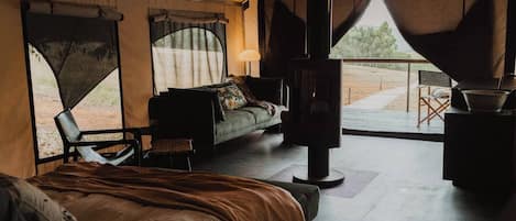 1 Schlafzimmer, Schreibtisch, Bettwäsche