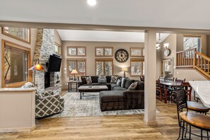 TV, fireplace, video games - Powder Day Rendezvous, Private Hot Tub, AC, Ideal Space for Multi-Families (Steamboat Springs)