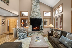 TV, fireplace, video games - Powder Day Rendezvous, Private Hot Tub, AC, Ideal Space for Multi-Families (Steamboat Springs)