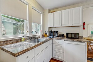 Kylskåp, mikrovågsugn, ugn och spishäll