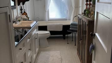 Duschwanne, Haartrockner, Handtücher, Seife