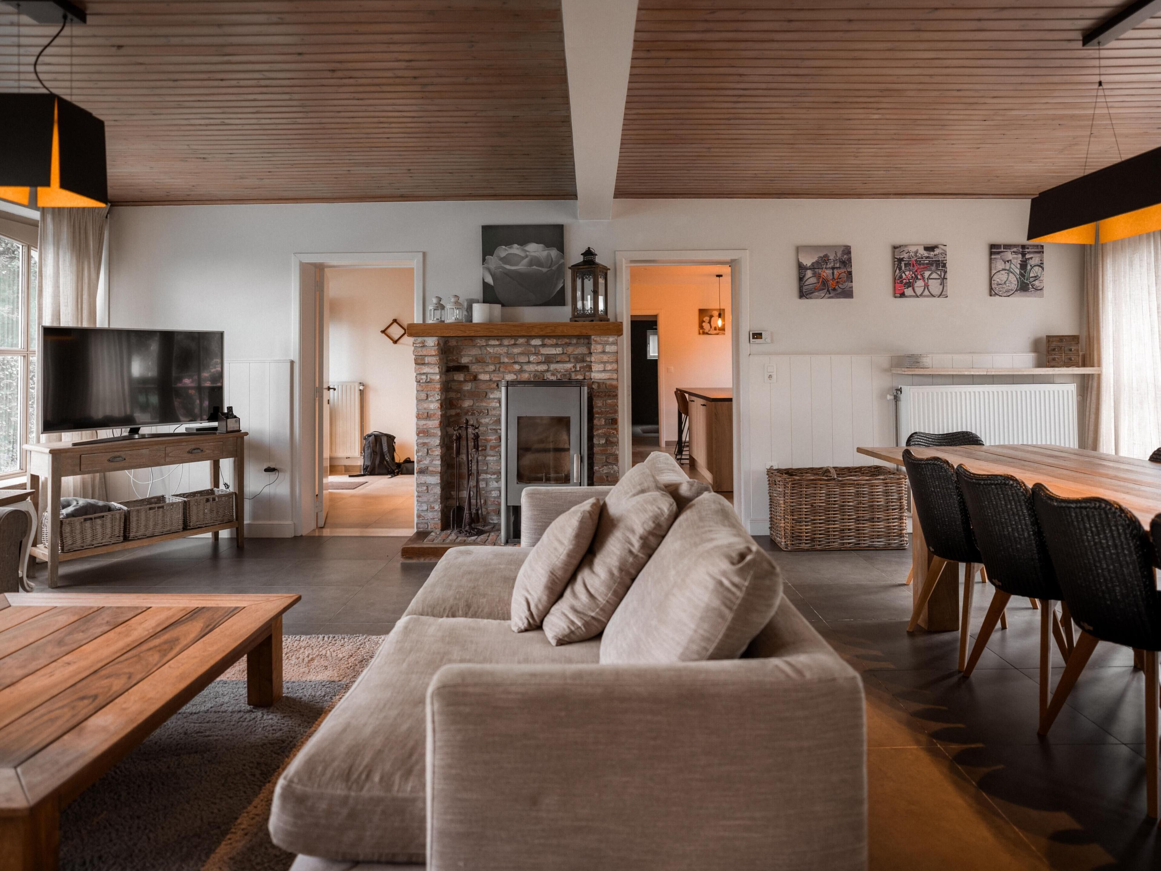 Een televisie en een dvd-speler