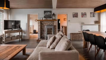 Een televisie en een dvd-speler