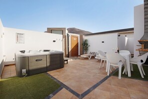 Outdoor dining - Apartment "Eclipse" in Puerto del Rosario with Mountain View, Jacuzzi, Wi-Fi, A/C & Terrace (Puerto del Rosario)