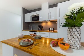 Fridge, microwave, stovetop, coffee/tea maker - Apartment "Eclipse" in Puerto del Rosario with Mountain View, Jacuzzi, Wi-Fi, A/C & Terrace (Puerto del Rosario)