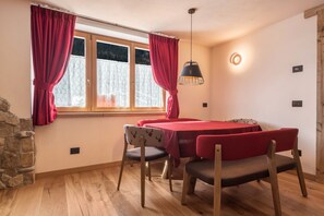 Dining - Apartment 'Majon Baticher' with Mountain View, Balcony and Wi-Fi (Canazei)