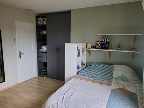 4 slaapkamers, een strijkplank/strijkijzer, gratis wifi, beddengoed
