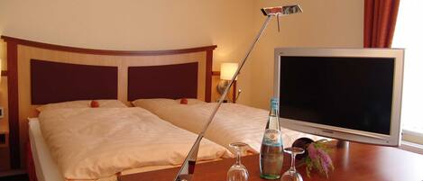 1 chambre, coffres-forts dans les chambres, bureau, lit parapluie