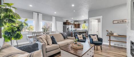 Älytelevisio, DVD-soitin, pöytäjalkapallopöytä