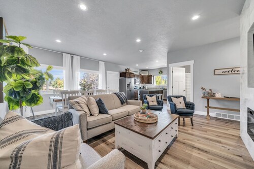 Beautiful Lake House with pool and hot tub!
