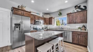 Jääkaappi, mikroaaltouuni, uuni, liesi