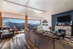 TV, peis, fotballspill og kontorer