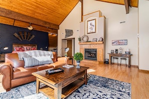 TV, fireplace, table football, offices - Unwind at Ozark Outdoor! Nestled in Nature-Pvt Firepit & Hot Tub-Near Big Cedar Cozy (Ridgedale)