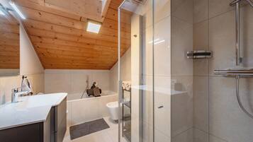 Badewanne, Haartrockner, Bidet, Handtücher