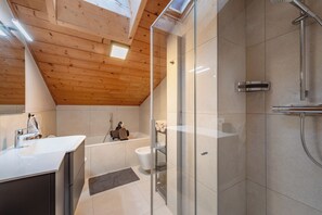Badekar, hårføner, bidé og håndklær