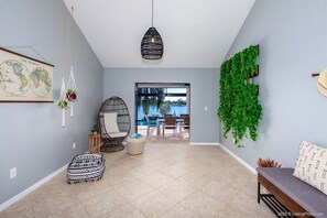 スマートテレビ、テーブルサッカー台、書斎 / ワークスペース