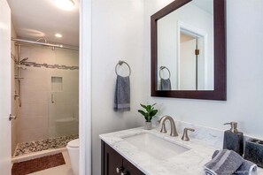 Badewanne, Haartrockner, Handtücher