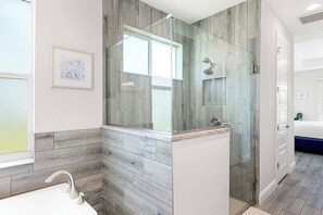 Badekar, hårtørrer, håndklæder