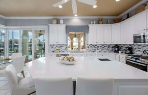 Fridge, microwave, oven, stovetop - Charlotte`s Terrace - Kayaks - near Cape Harbor (Cape Coral)