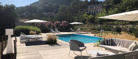 Een buitenzwembad, een verwarmd zwembad