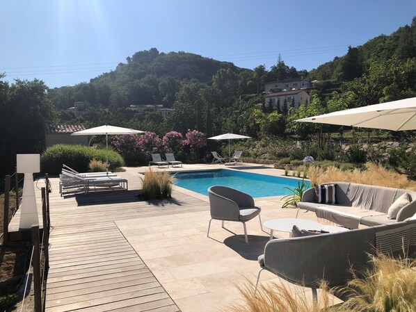 Alberca al aire libre y alberca climatizada