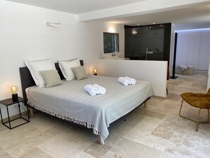 5 bedrooms, desk, iron/ironing board, travel cot