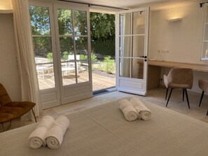 5 habitaciones, escritorio y tabla de planchar con plancha 