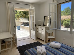 5 habitaciones, escritorio y tabla de planchar con plancha 