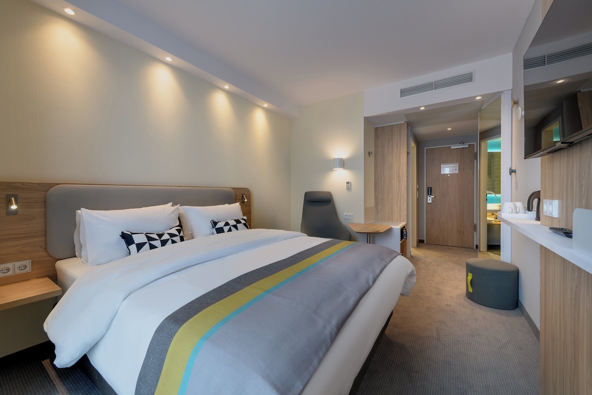 Standard Room, 1 Queen Bed | Hypo-allergenic bedding available, in-room safe, desk, laptop workspace