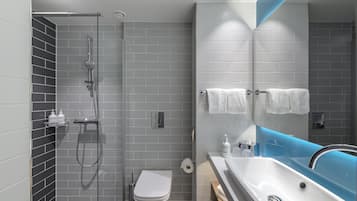 Kostenlose Toilettenartikel, Haartrockner, Handtücher