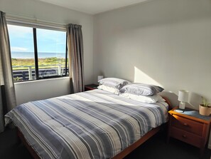 3 bedrooms, iron/ironing board, free WiFi, bed sheets - Beachfront with stunning views of Kapiti Island (Otaki Beach)