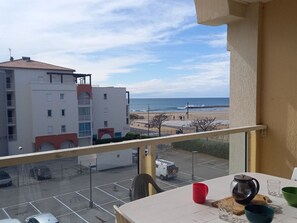 Outdoor dining - T2 Cabin 35m² + Loggia in Sète, Parking and Sea View (Sète)