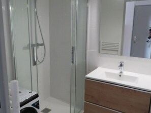 Bathroom - T2 Cabin 35m² + Loggia in Sète, Parking and Sea View (Sète)